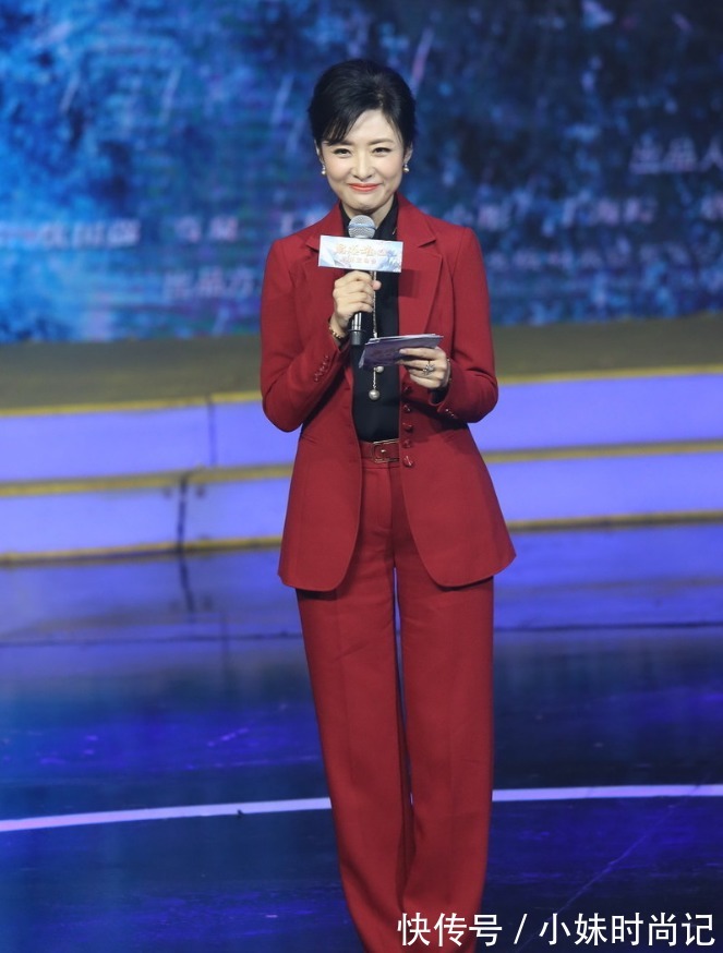 穿搭 周涛真适合穿西装,红色西服套装知性干练,配黑色衬衫利落高级