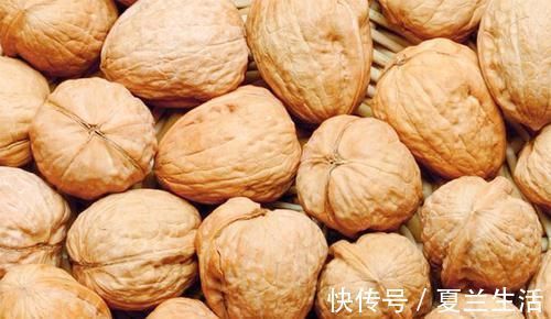 例假|女性来“例假”，多吃5种小零食，排污血排毒素，滋养子宫防衰老