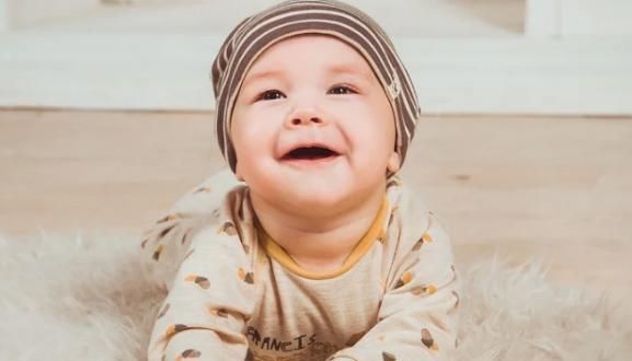 胃部|宝宝睡姿大有讲究,睡不对会有健康隐患,家长不妨对照看看