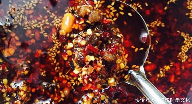 白芝麻|做辣椒油的时候,直接淋油肯定不对,大厨教你方法,又红又香