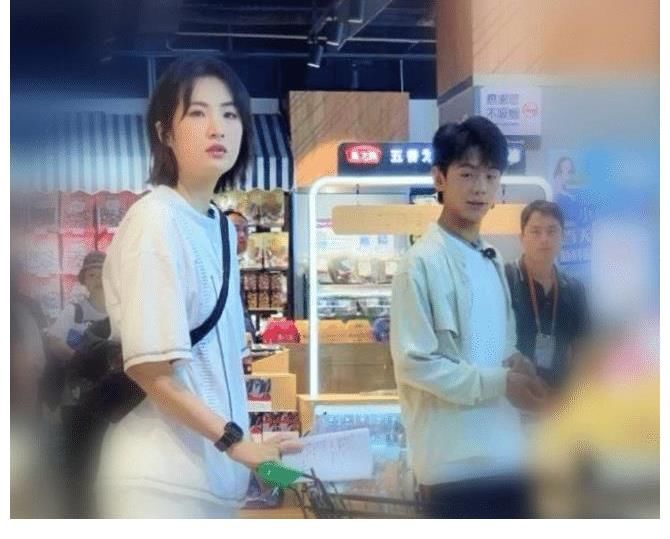 路透社|《中餐厅5》路透:丁真姚安娜去超市购物,姚安娜被是素人气质!