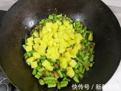 豆角|70岁老妈教我剩米饭新吃法，饭菜一锅，营养省事还健康，比炒饭香