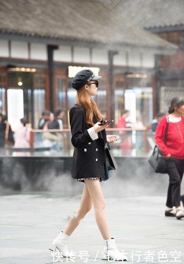 可爱|路人街拍,小姐姐清纯又可爱,搭配一条吊带裙,清凉迷人