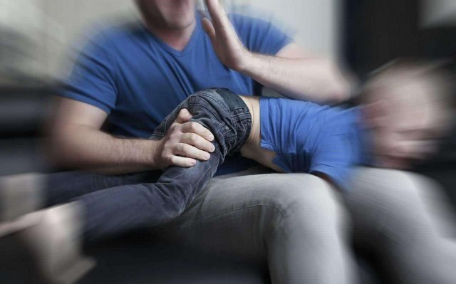 常回家看看|家长打女儿耳光,小女孩身上衣服只剩内裤,这样教育孩子好吗?