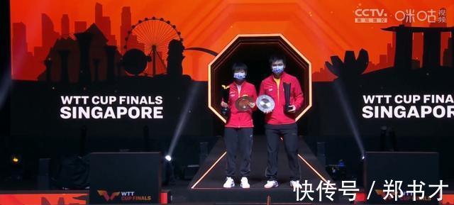 |搞笑一对!国乒冠军樊振东和孙颖莎登上领奖台,不知所措相视一笑