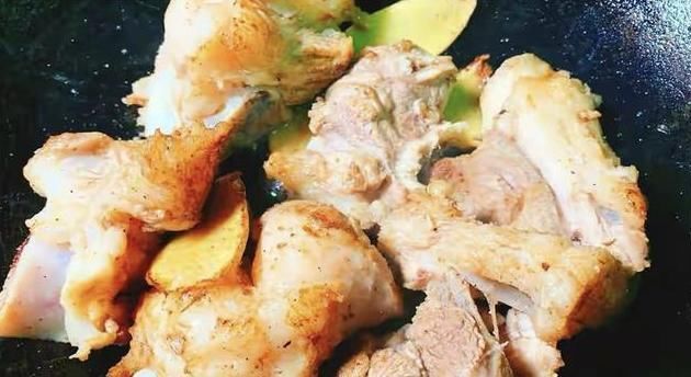 血水|炖骨头汤,别直接加水炖,记得多加这3步,防止钙流失