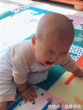 长牙|妈妈被宝宝咬了手,装哭来“博同情”,宝宝的反应却让她暖暖的