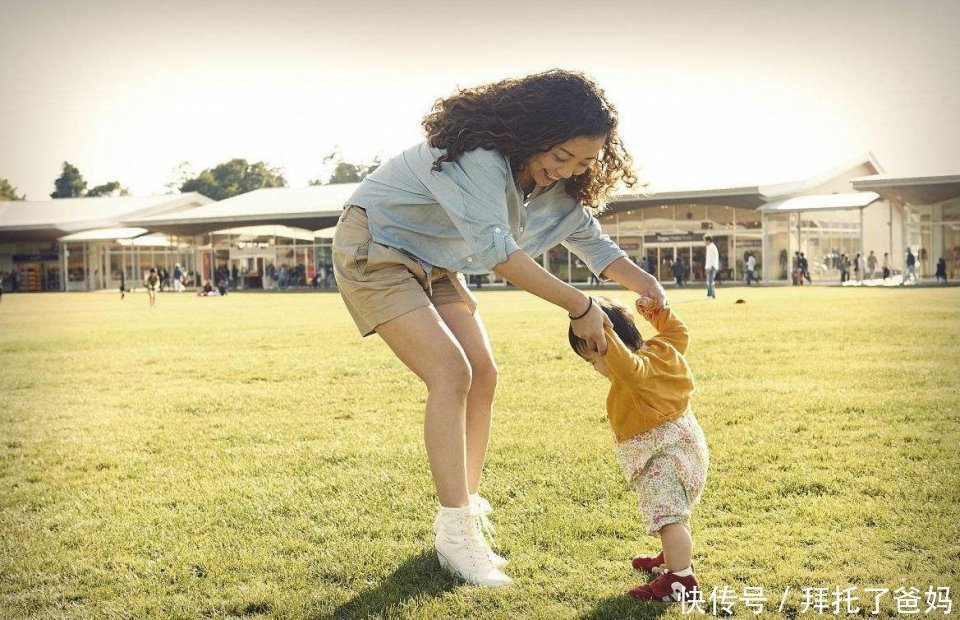 宝宝|心疼!宝宝学走路摔倒后不服气,爬起来继续摔,旁边妈妈笑翻了