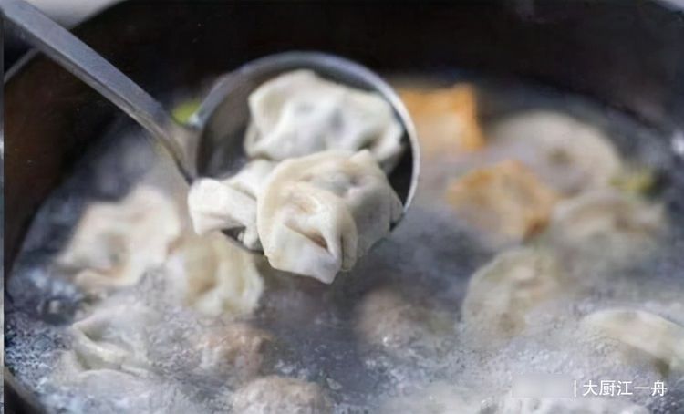 同样是煮饺子,盖锅盖煮和不盖盖煮区别挺大,学会在煮不吃亏