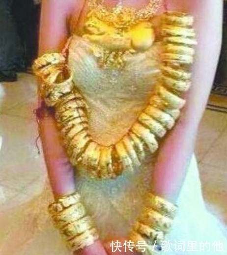 “土豪新娘”走红，看到身上的金项链后，网友：家里开金店的？