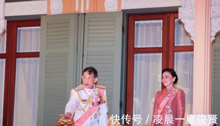 王后&苏提达摆出王后架子,坐着接受诗妮娜叩拜,成功拿捏住“拽妃”