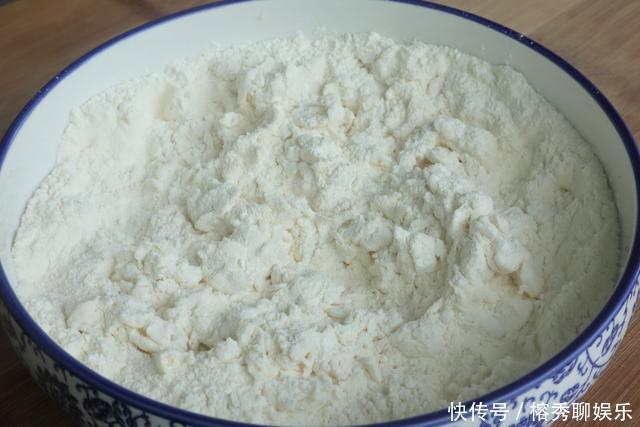 面粉|我家面粉从不蒸馒头,教你特色吃法,葱香味十足,家人都夸好吃