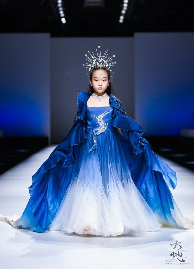 中国文化$熊英2022SS高级女装品牌发布,童模赵马馨茹、王俽冉呈现精彩秀演