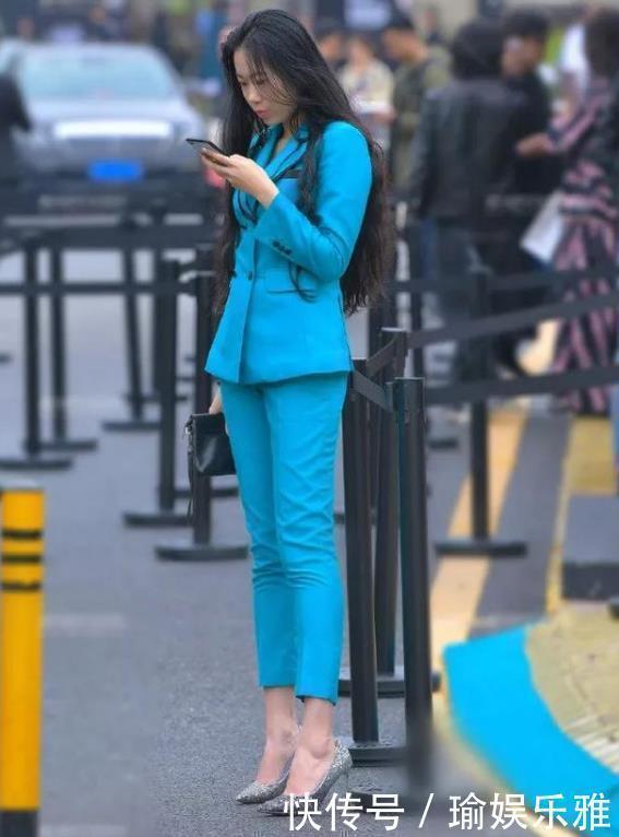 街拍|街拍气质靓丽的美女,身穿牛仔裤搭配时髦上衣,舒适大方又不失美感