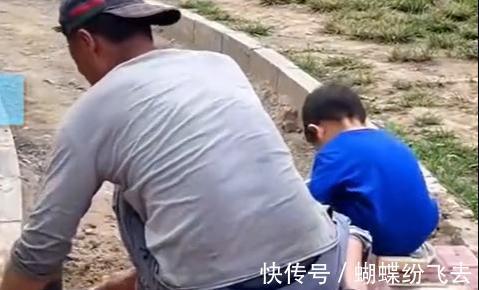 萌娃|北京一萌娃遇到工人在铺砖，下一秒竟和大叔默契配合，网友：真棒