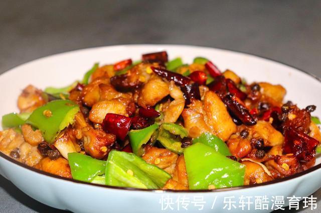 辣子鸡|制作辣子鸡丁不用油炸，试试这样做，味道也不差，轻轻松松做美食