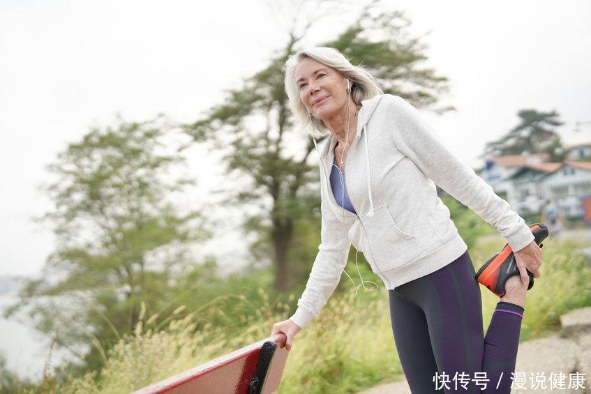 绝经|一到绝经必衰老？提醒：若能坚持这4个习惯，衰老或许能慢下来
