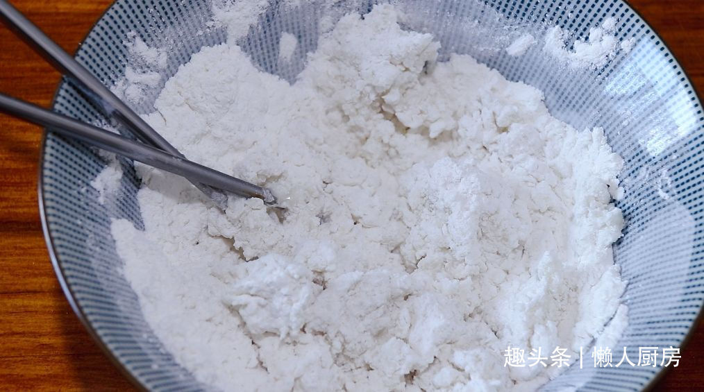 年糕不用买，撒点糯米粉，加点热水自己做，咬一口，还会爆浆