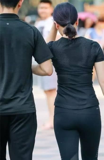 街拍美女穿紧身运动裤的性感小姐姐,身材优美