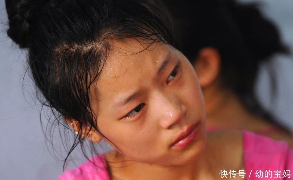 妈妈|“弟弟哭声让人忐忑不安”,女孩作文表达对妈妈的疑惑,让人心疼