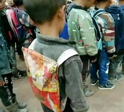 尼龙|两个穷人家的“自制书包”扎心了:一个让娃自信,一个让娃自卑