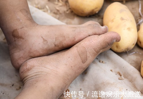 37度高温,农村2岁娃跟着爷爷做生意,土豆当玩具,看得心疼