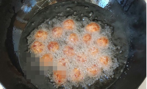 炸丸子|婆婆40年炸丸子配方,多花5毛钱,外酥里嫩,放好几天都不硬