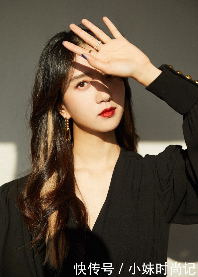 许龄月一袭黑色收腰短裙, 大秀性感美腿, 长发红唇好惊艳