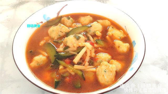 白玉菇|黄瓜别凉拌了,加一块鸡脯肉,简单一炖,汤鲜肉嫩,全家都抢着吃