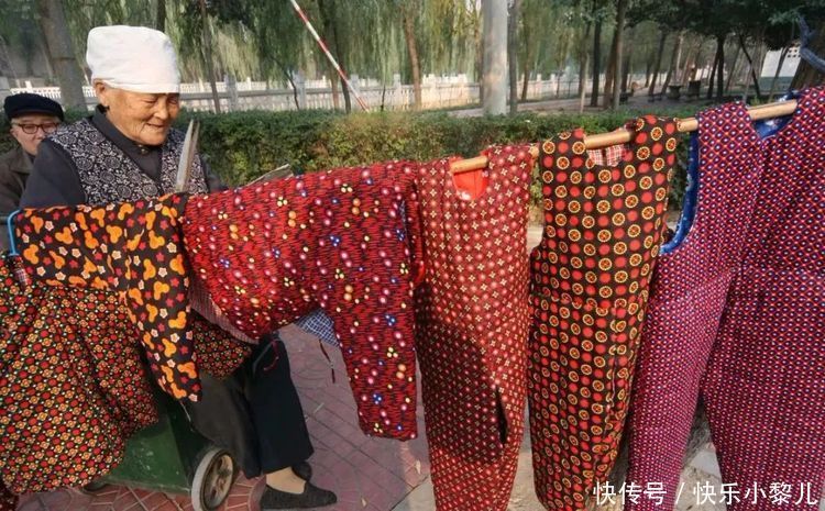 位宝妈|“睡衣妈妈”火了,穿睡衣接娃被吐槽,孩子:太丢人