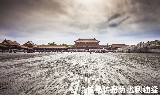 损坏|故宫地砖损坏，修补时发现600年前的秘密，工匠感慨朱棣真狠