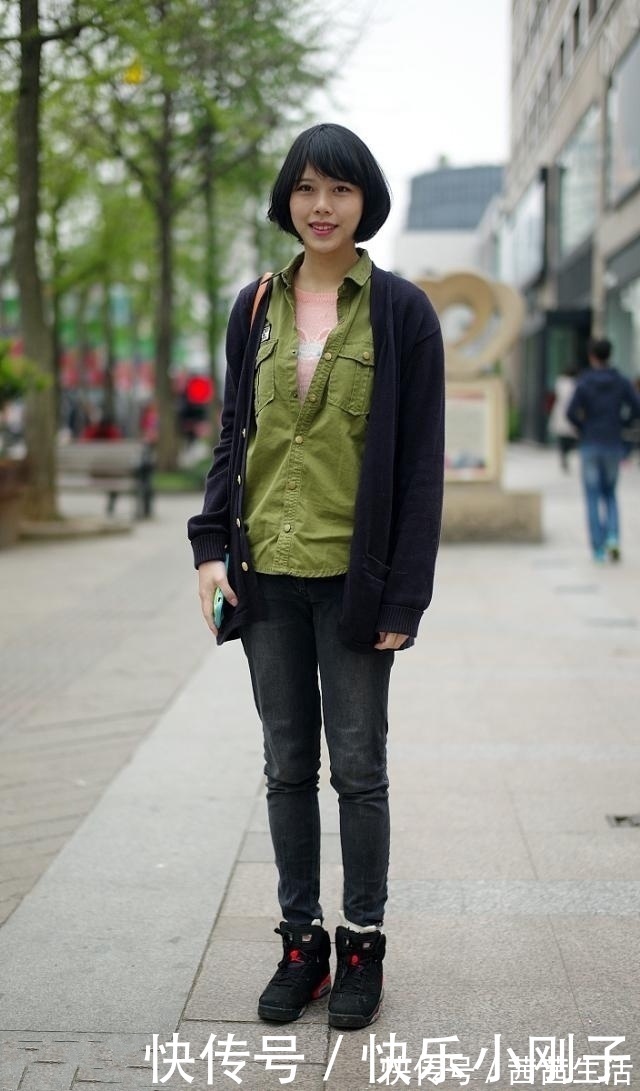 深绿色|时尚穿搭,小姐姐穿深绿色的针织衫,展现出了曲线感