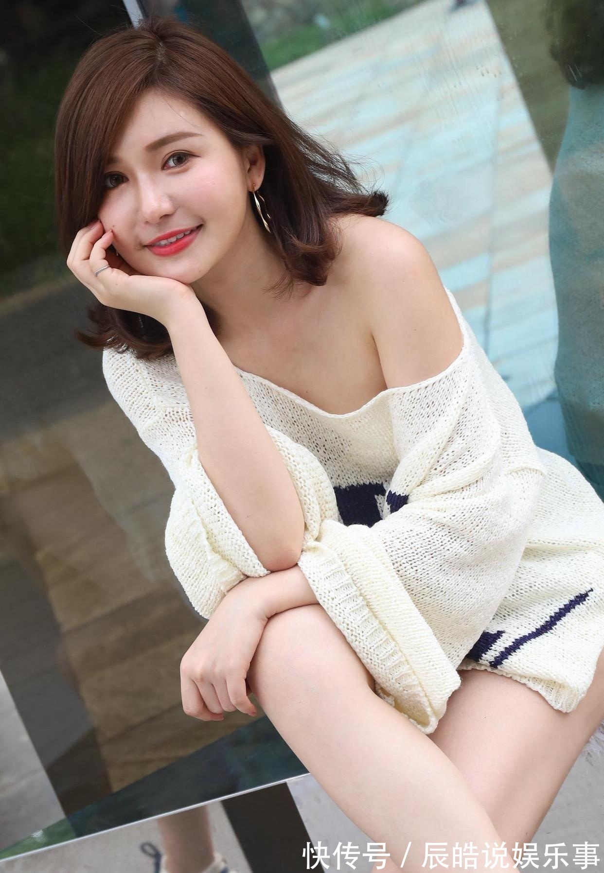 搭配 潮流穿搭:宽松针织衫搭配白色的短裤,清凉又时尚