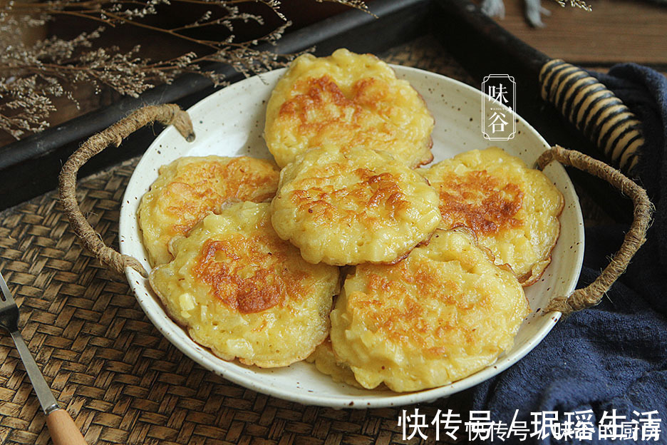 苹果丁|天冷,这水果加4个鸡蛋做早餐饼,软糯香甜有营养,一次4个不够吃