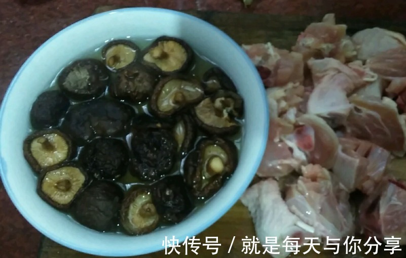 中老年人|中老年人预防尿酸高,几种高嘌呤的食物要少吃,有助于预防痛风