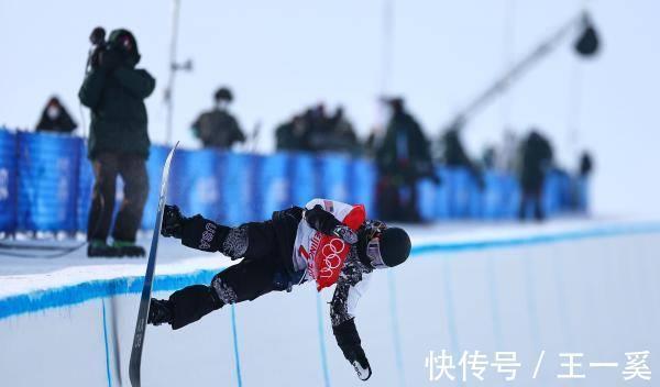 滑雪|谷爱凌与夺冠好友克洛伊·金拥抱,这就是强者的友谊吗?