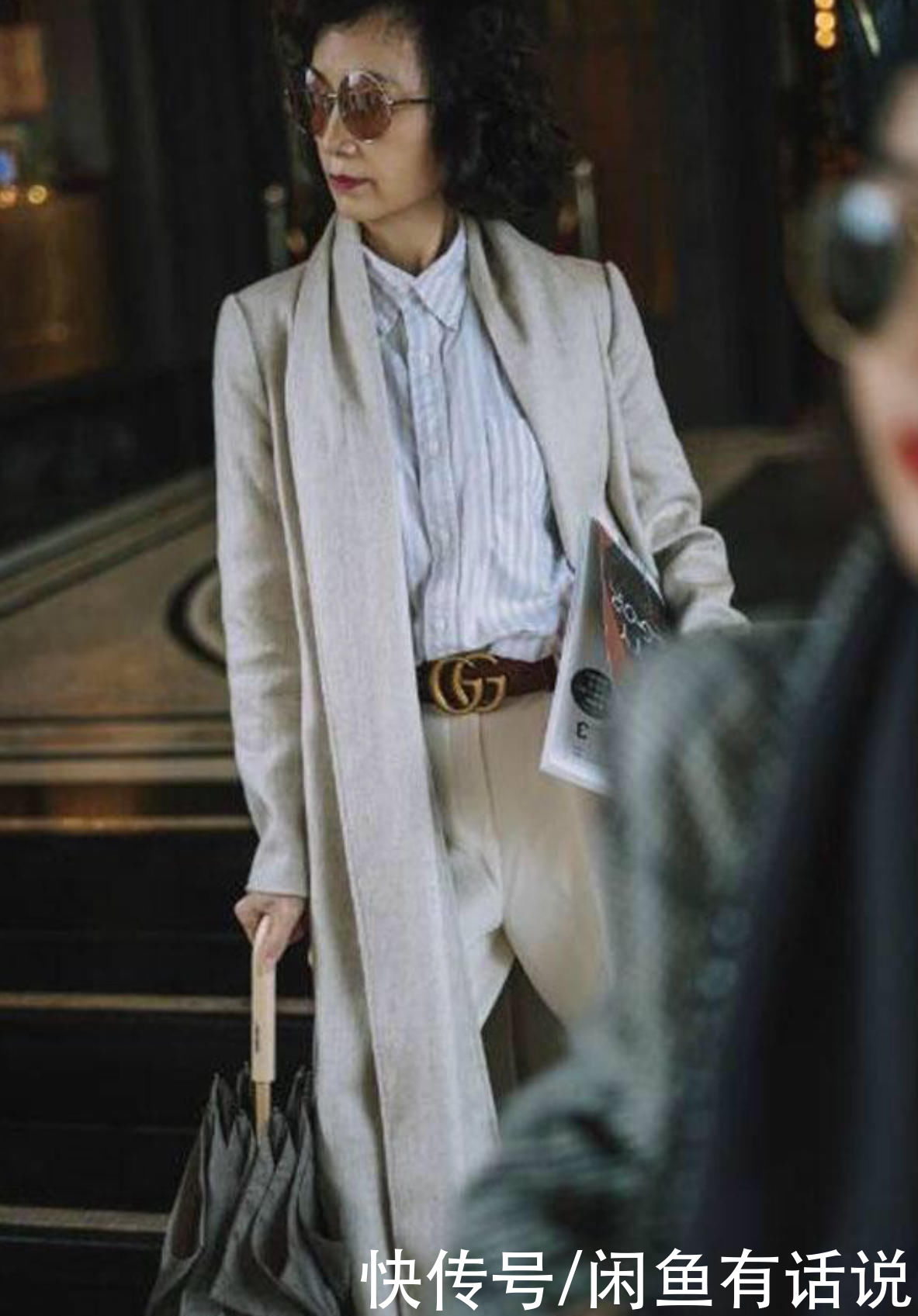 这对“神仙母女”的初春穿搭真美，烫同款泡面头，搭配大衣好洋气