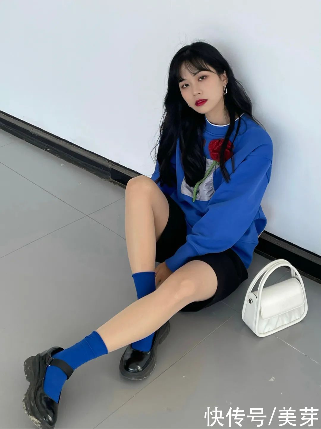 克莱因蓝|“克莱因蓝”太太太火了！这么穿才显白