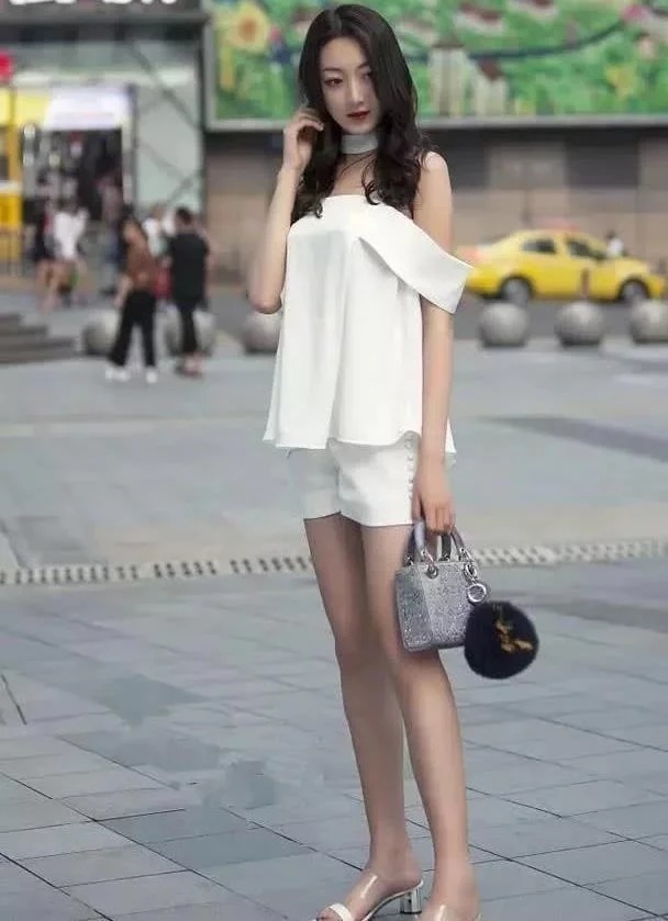 街拍：逛街同行的姐妹花，皮肤白皙，大长腿吸睛无数