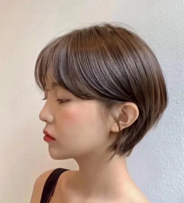烫发|四五十岁的女人,留短不留长,试下面的造型显气质又好看