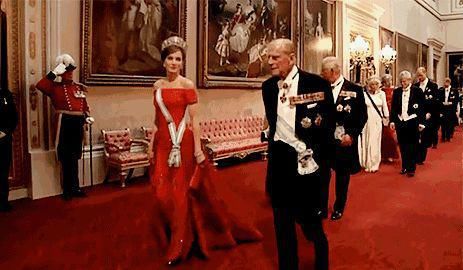  出门|西班牙王后“踩针”出门，穿一身“中国红”高级优雅，气质没得说