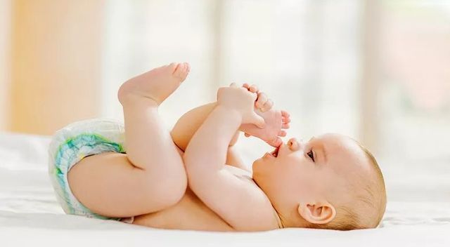 小美|夏天该不该给宝宝喂水,或者喂多少量合适,家长看完不纠结