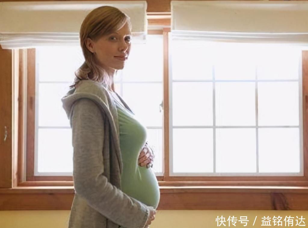 国外产妇直播生娃，不走寻常路用手拽出来，网友：不愧是战斗民族