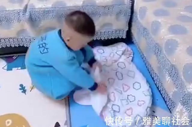 哥俩|弟弟看到哥哥睡着了,随后一个举动暖化人心,网友:所谓的哥俩好