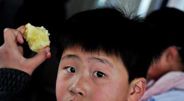 肠胃疾病|2岁宝宝突然“尿血”，妈妈哭着去医院，医生：这东西别给孩子吃