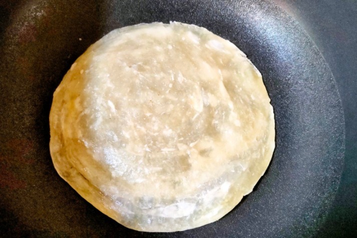 外面卖7元1斤的酱香饼自己在家做,外焦里嫩,真好吃