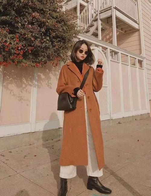 ?女人到了中年，这才是你该有的穿搭：大衣+阔腿裤，时髦又减龄