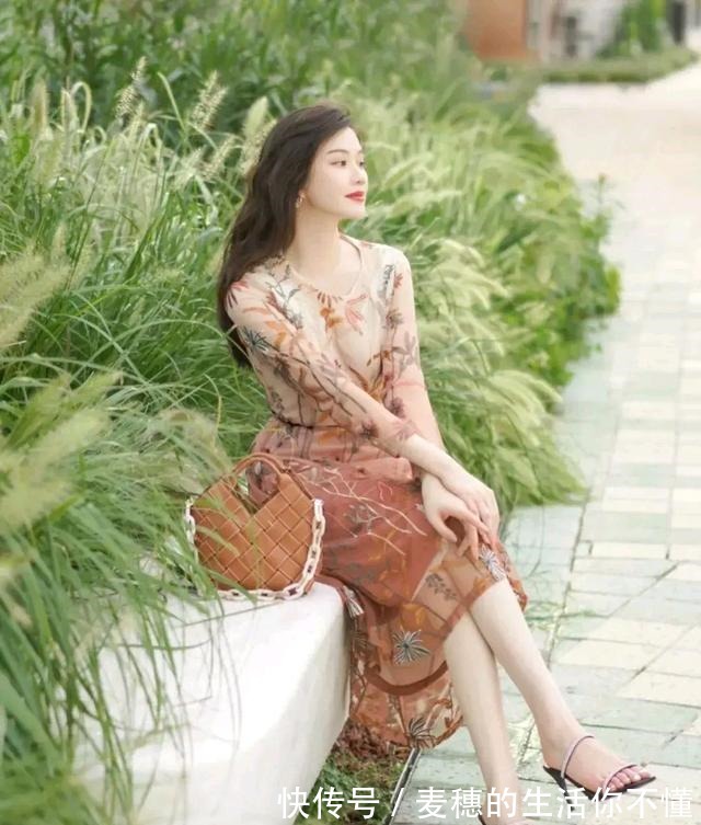 包身 卡其色包身与裙子相呼应,把秋日感拉满,与秋天撞个满怀!