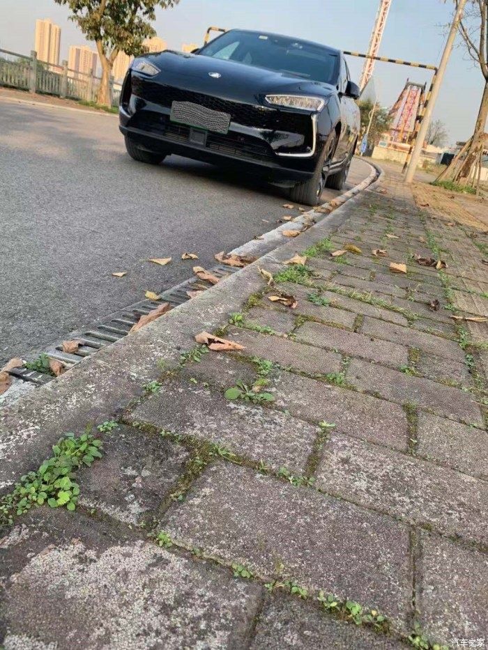 国产车|享受放荡不羁的赛力斯SF5，黑赛所向披靡！