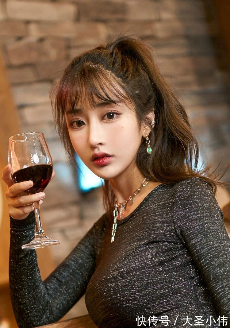 版型|美女街拍:小姐姐身穿深色紧身连衣裙,简约时尚的版型很是耐看,非常的漂亮